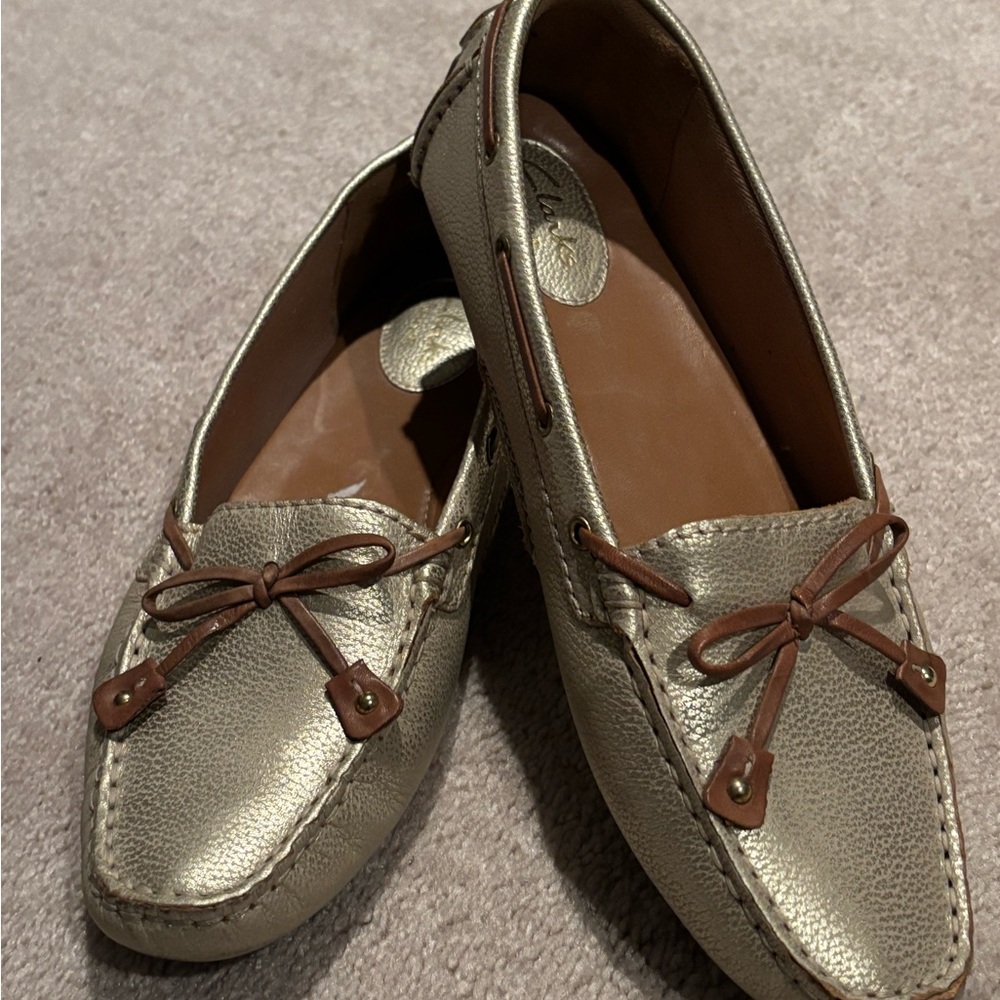 Clark’s Artisan Women's 7.5 Gold Driving Moccasins Metallic Loafers Bow Detail